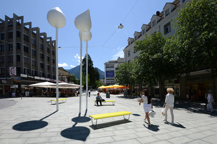 Die Skulptur «3 Lotus» des bündner Künstlers Not Vital steht auf dem neugestalteten Alexanderplatz an der verkehrsfreien Bahnhofstrasse.
