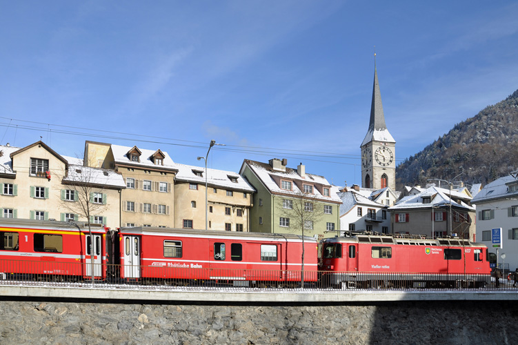 Die Chur-Arosabahn der RhB bei der Haltestelle «Stadt» am Plessurquai.