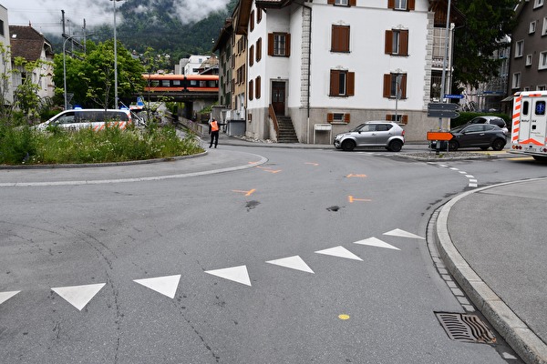E-Bikerin im Kreisel angefahren