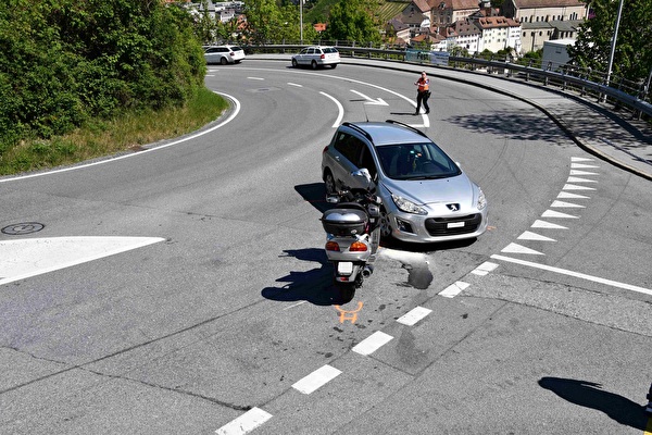 Motorradfahrer verletzt sich bei Verkehrsunfall