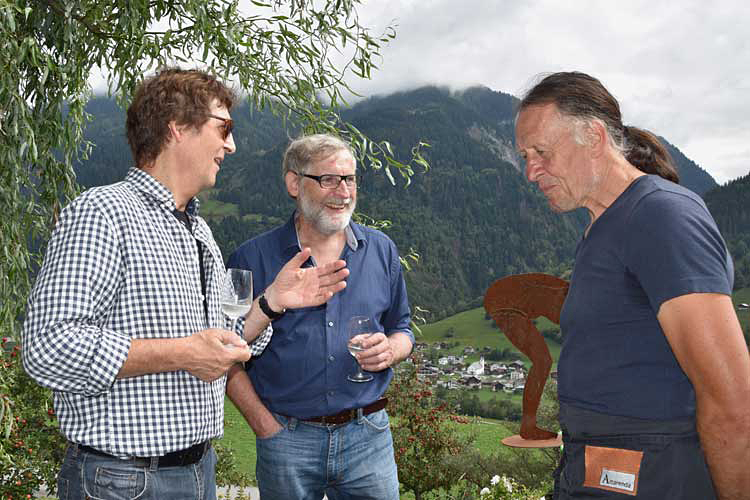 Sep Candinas (rechts) von der Bauerngenossenschaft Amarenda hatte den Gemeinderäten Guido Decurtins und Stefan Grass viel zu erzählen.