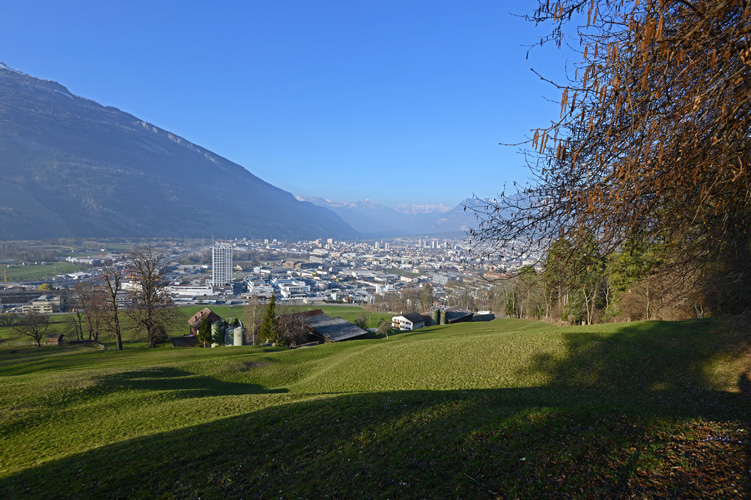 Blick vom Foral aus über die Stadt Rheintal abwärts.