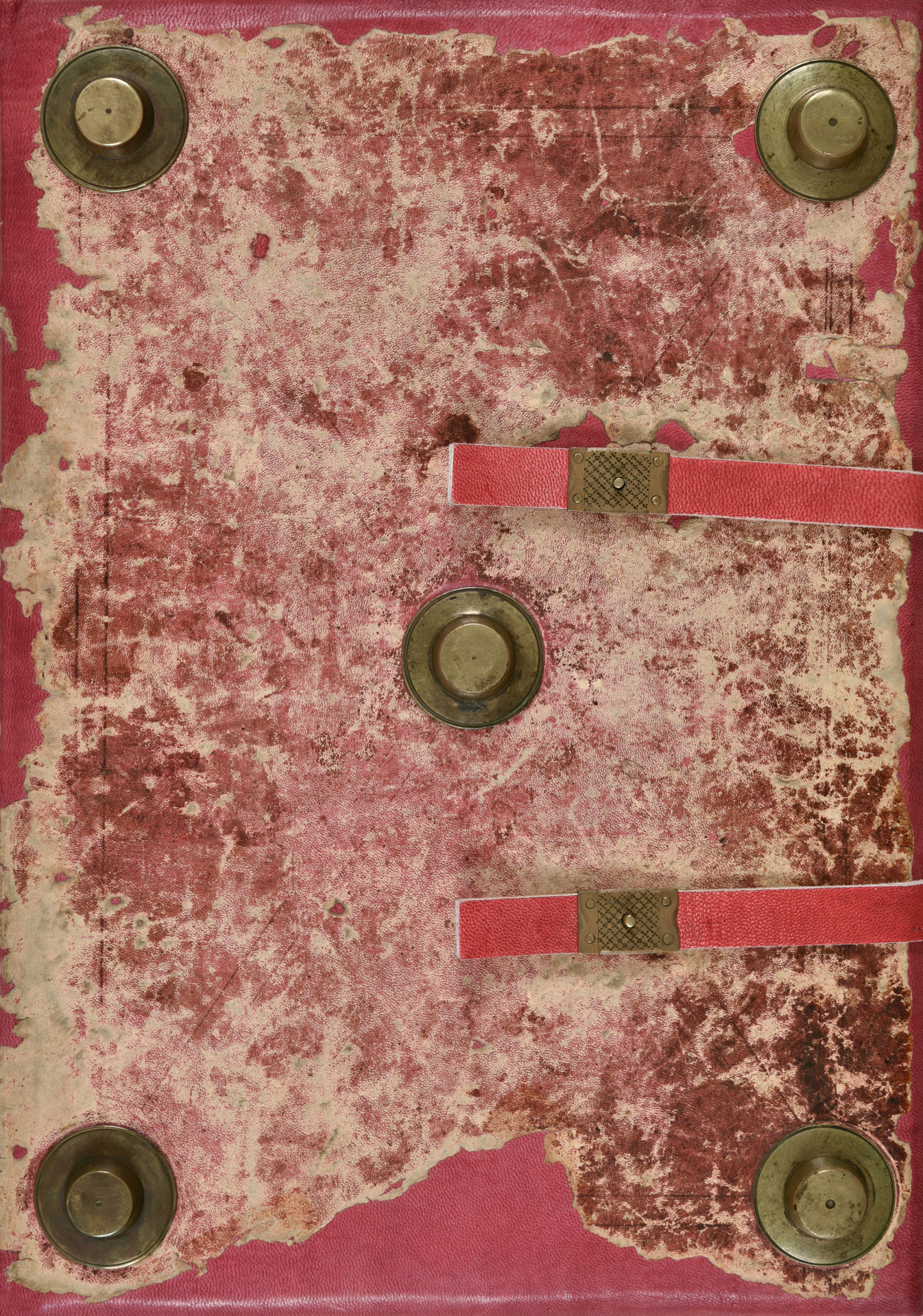 Einbanddecke des
«Ältesten Stadtrechts» von Chur, 1461–1712
(AB III/V 01.01). Prächtiger roter Ledereinband
mit Buckelbeschlägen aus Messing,
restauriert 1996. (StadtAC, F 08.198,
Foto Stephan Schenk, 2024).