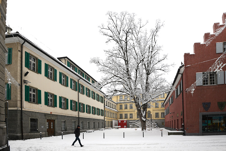 Der Nicolai-Schulhausplatz, umgeben von den einstigen Klostergebäuden.