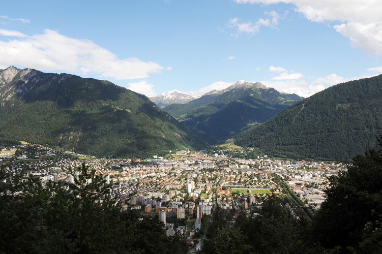Vom Panoramaweg am Calanda aus zeigt sich die Stadt Chur in ihrer vollen Grösse.  