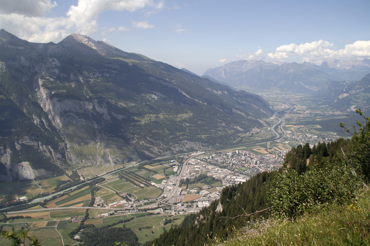 Von den "Spundisköpf" (oberhalb Brambrüesch) aus wird der Blick frei über das Rheintal in Richtung Bündner Herrschaft.