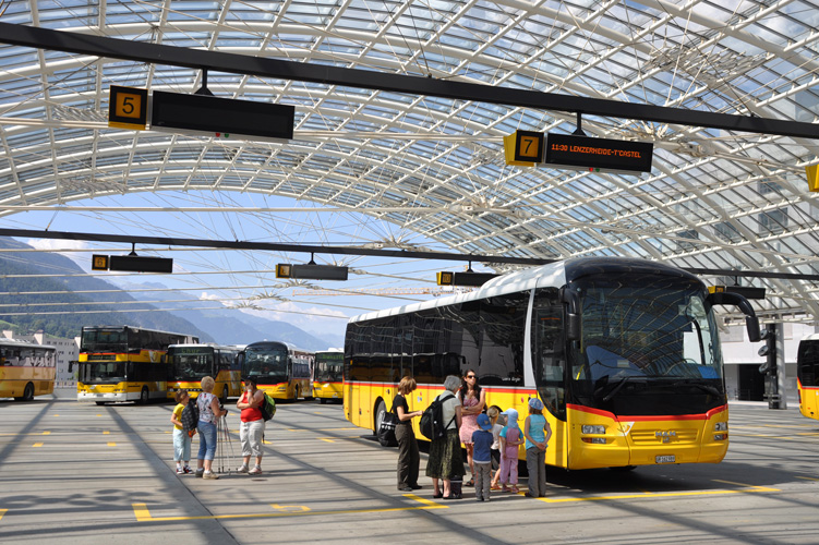 PostAuto steuert vom Bahnhof aus alle Talschaften und Sportorte Graubündens an. 