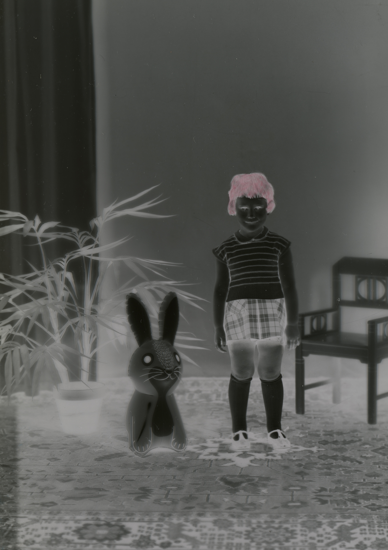 Reproduktion eines
Kunststoffnegativs. Studioaufnahme eines
Kindes mit Plüschtier. Die Haare des Jungen
wurden retuschiert. (StadtAC, N 116.40309,
Foto Walter Götz, 1968).