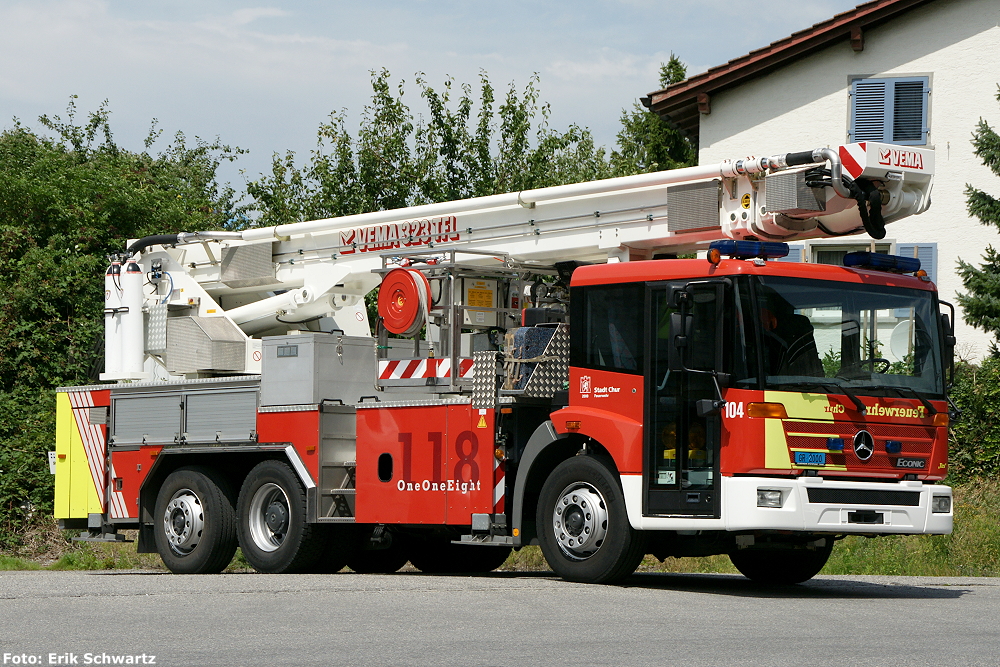 Jahrgang: 2000
Typ: Mercedes Econic
Aufbau: Vema 323 TFL (TeleskopFireLift)
Motor: 6-Zylinder 280 PS
Getriebe: 5-Gang Automat
Höhe: 3.30 Meter
Länge: 9.70 Meter
Breite: 2.50 Meter
Gewicht: 20 Tonnen
Arbeitsbereich: Höhe 32 Meter, seitliche Reichweite 18 Meter
Wasserleistung Pumpe: 2'500 l/min.
Wasserwerfer: Am Korb ferngesteuert 2'300 l/min.
Spezielles: Rettungsschlauch (Personenrettung)