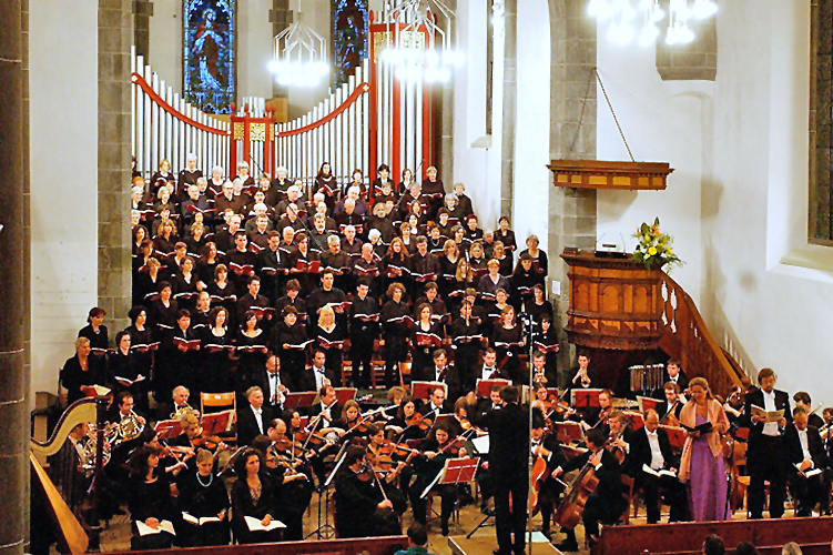 In der St. Martinskirche werden regelmässig Konzerte veranstaltet. Im Bild die Singschule Chur bei einem ihrer stets vielbeachteten Chor-Konzerte.