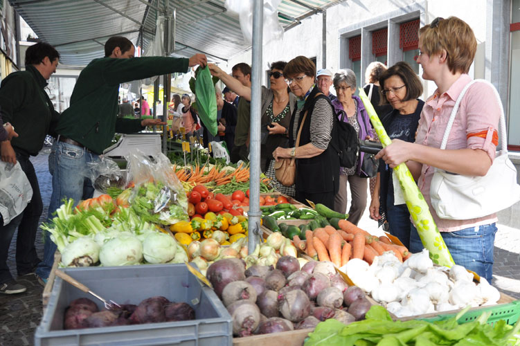 Er gehört zu den beliebtesten Institutionen der Churer Bevölkerung: Der Wochenmarkt jeweils samstags von Mai bis Oktober in der Altstadt.