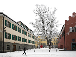 Der Nicolai-Schulhausplatz, umgeben von den einstigen Klostergebäuden.