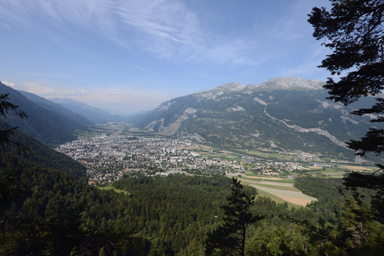 Die Wanderung über den Roteplatteweg gewährt einen prächtigen Ausblick über die Stadt bis weit hinauf ins Bündner Oberland.