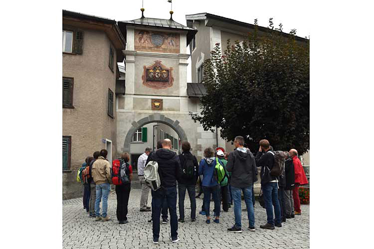 Die Besucherinnen und Besucher aus der Kantonshauptstadt erfuhren: Das Ilanzer Obertor (Porta sura) wurde 1513 gebaut.