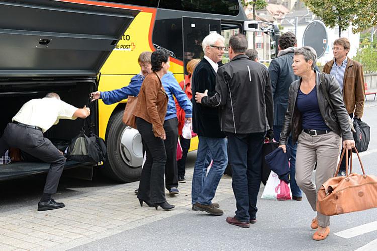 Aus der vormittäglichen Gemeinderatssitzung direkt in den Reisecar von PostAuto.