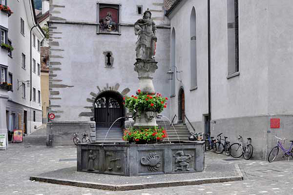 Der Martinsbrunnen mit dem Schildhalter und den Tierkreiszeichen am Brunnenbecken.