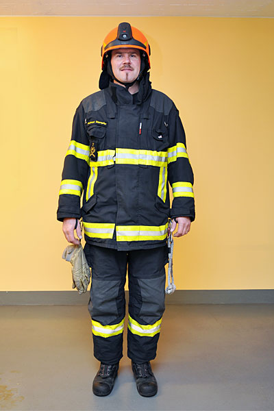 Allen Angehörigen der Feuerwehr Chur wird eine zeitgemässe persönliche Schutzausrüstung zur Verfügung gestellt. Diese besteht aus:

- Brandschutzjacke mit Rohrführergurt 
- Brandschutzhose 
- Feuerwehrhelm  mit Helmlampe
- Feuerwehr-Stiefel 
- Feuerwehr-Handschuhe 

Die Brandschutzbekleidung ermöglicht es, sich auch in Bereichen mit stark erhöhten Temperaturen aufzuhalten.