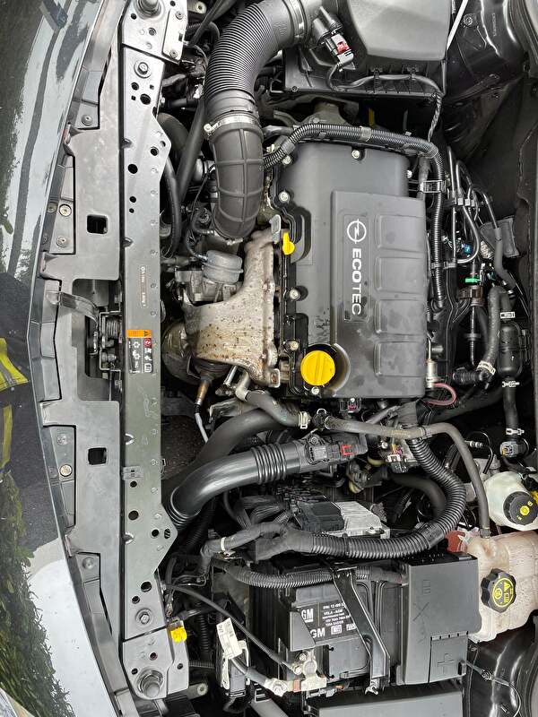 Blick auf den Oelverschmierten Motor.