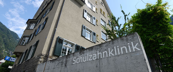 Das Bild zeigt das Gebäude der Schulzahnklinik am Lindenquai 18 in Chur.