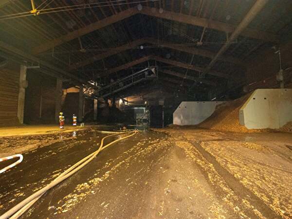 Blick in die Lagerhalle mit den gelagerten Holzschnitzel