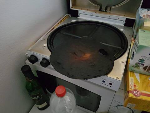 Verbrannte Pizza auf dem Backblech.