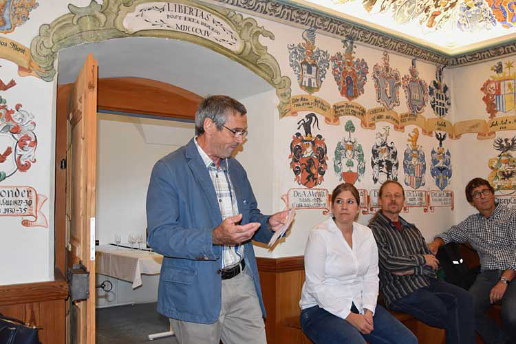 Lucas Arpagaus, Vizepräsident der Gemeinde Trun, hiess die Churerinnen und Churer  willkommen.