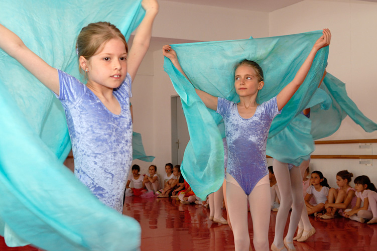 Verschiedene Tanzschulen und Tanzschaffende haben sich zum Verein "Chur tanzt" zusammengeschlossen, mit dem jährlich im Theater Chur stattfindenden Event "Tage des Tanzes".