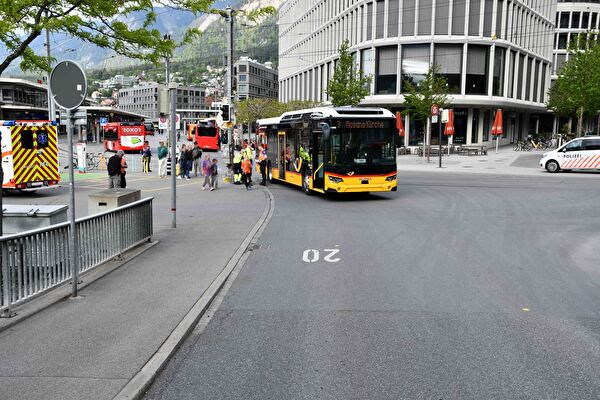 Skateboardfahrer kollidiert frontal mit Postauto