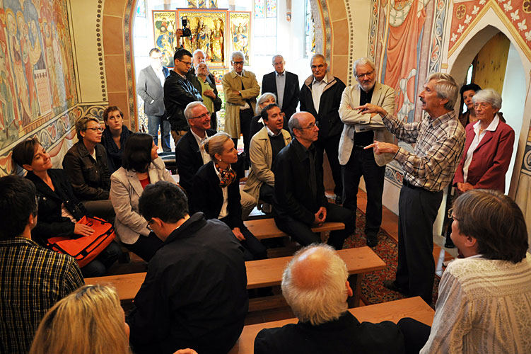 Erster Halt in Rebstein beim pensionierten Restaurator Xaver Broder (rechts stehend), der in seiner Privatkapelle Malereien, Altäre und Figuren selber hergestellt hat.