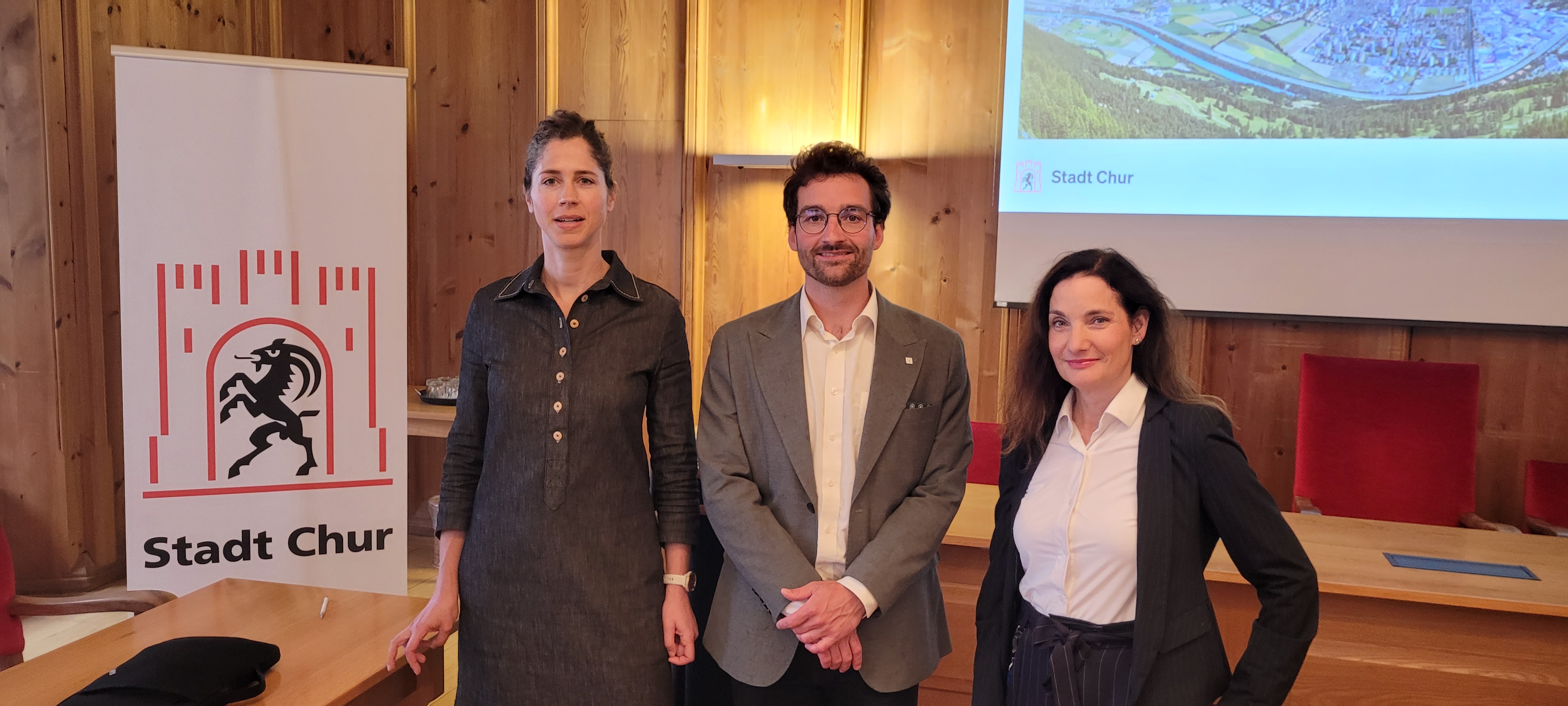Stadtrat Simon Gredig mit Andrea Pulch (r) und Rita Bollmann (l) von der Stadtentwicklung präsentieren den aktuellen Stand der Revision der Grundordnung.