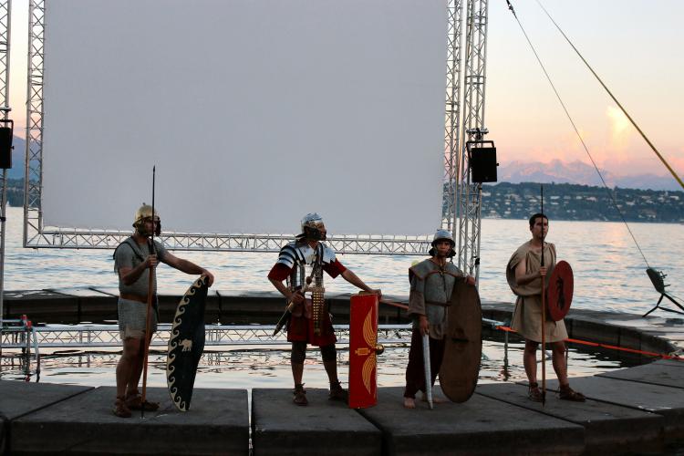 Quatre membres des associations GENVA et MEDUOBRANES présentent des costumes et personnages antiques.