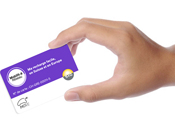 carte de recharge mobilité réseau dans une main 