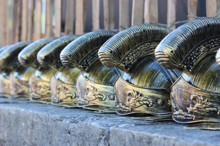 La horde de casques romains appartient aux bénévoles qui ont accumulé 200 heures de présence!