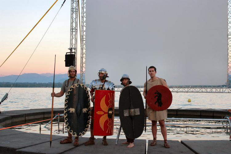 Trois romains et un gaulois (à droite).