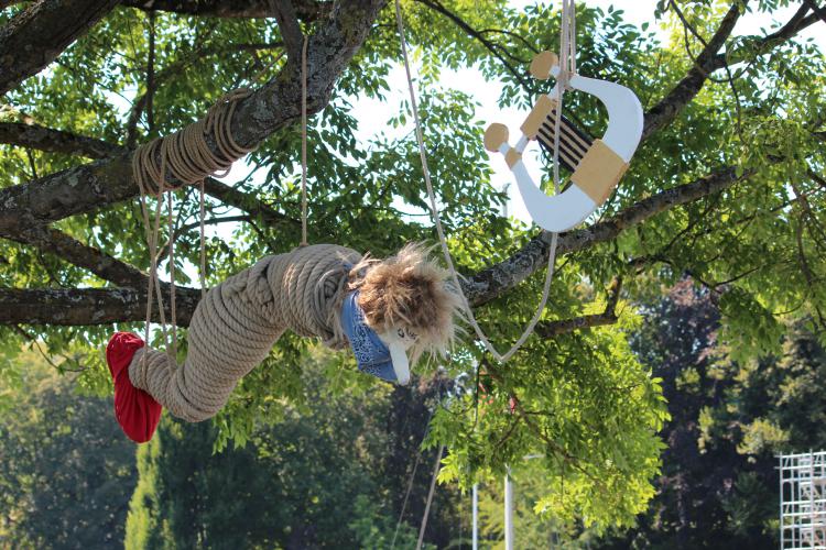 Le barde a eu de la peine à résister quatre jours dans son arbre sans chanter.