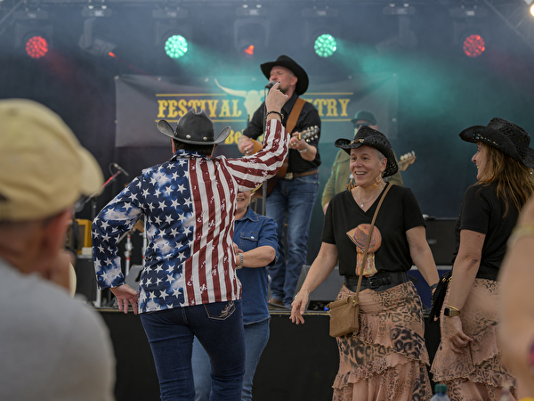 groupe et danseur sur scène 