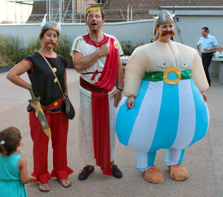 Astérix, César et Obélix en pleine discussion