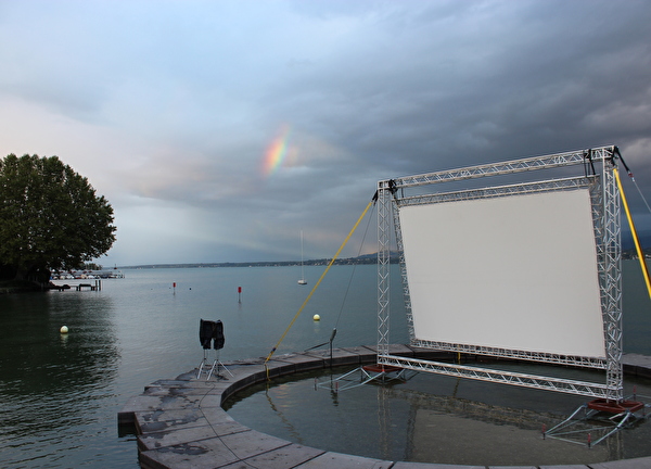 Ciné Gitana 2014 et son écran de projction au bord du lac