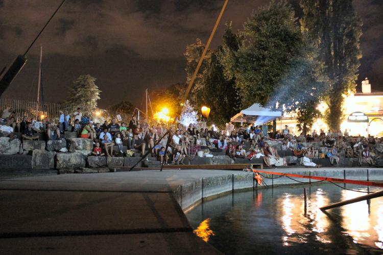 Pendant la projection, une prise de vue à fleur d'eau.