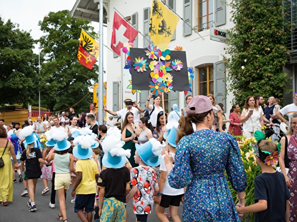 cortège d'enfants 