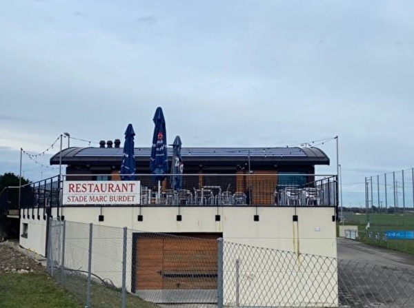 Bâtiment du stade et à son sommet, le restaurant