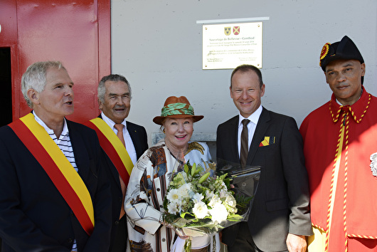 Dévoilement de la palque inaugurale en présence notamment de la Baronne Nadine de Rothschild et de Serge dal Busco, Conseiller d'Etat