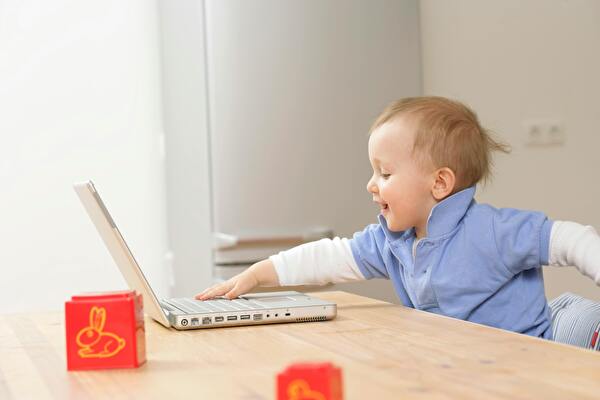 Kleinkind mit Laptop