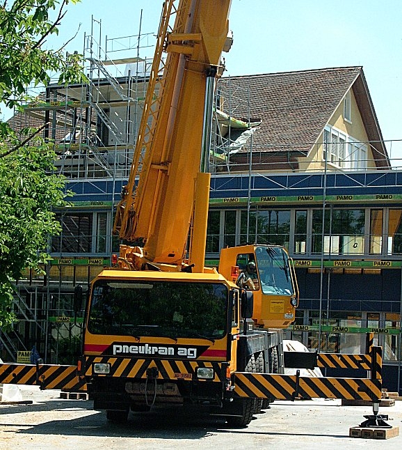 Pneukran für die Montage der Glasfassadenelemente für den Lift-/Treppenhausturm.