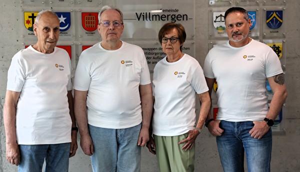 Die Mitglieder der Kommission 60+ in ihren weissen Kommissions-T-Shirts, beschriftet mit Namen und mit dem Logo der Gemeinde Villmergen