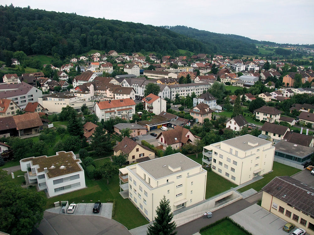 Blick über das Dorf in Richtung Halde und Unterdorfstrasse.