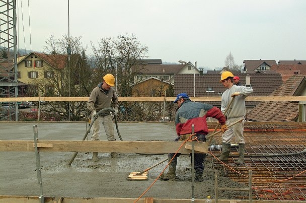 Das Dach Obergeschoss Gemeindehauserweiterung wird betoniert.