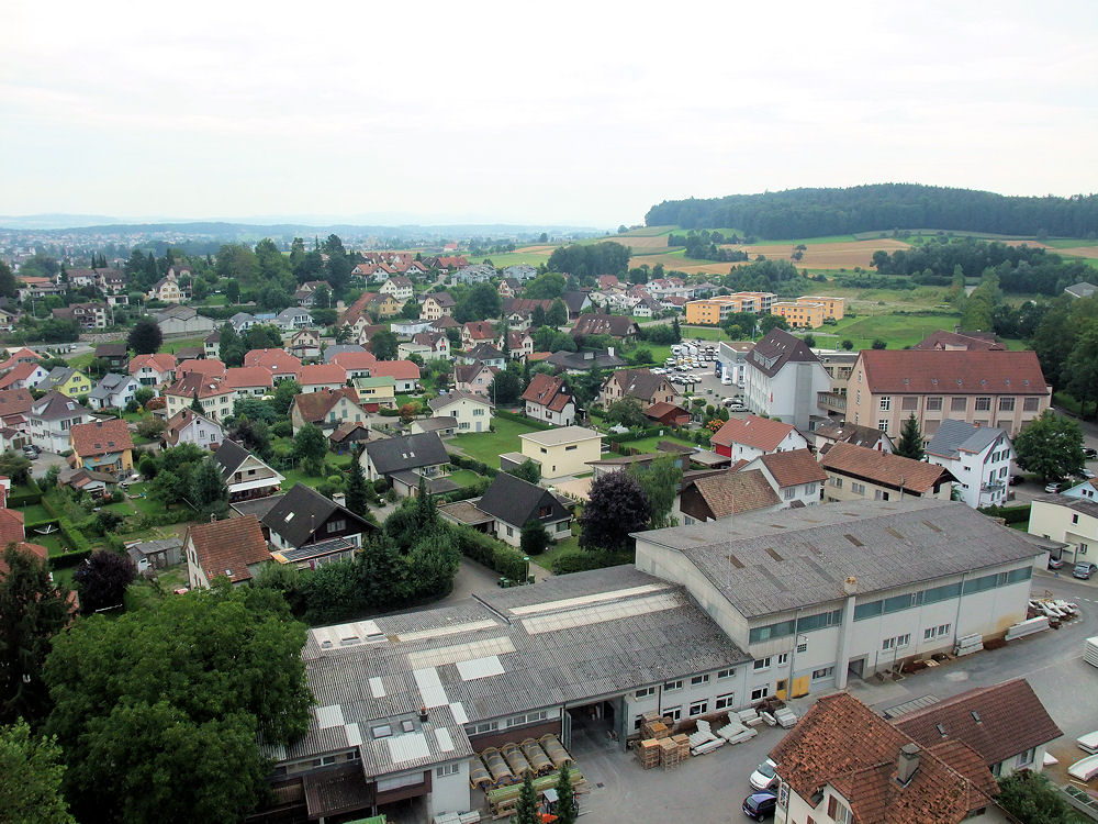 Blick in Richtung Bullenberg und auf die Eichmatt mit der neuen Ueberbauung (gelbe Mehrfamilienhäuser). Im Vordergrund die Gebäude der Xaver Meyer AG.