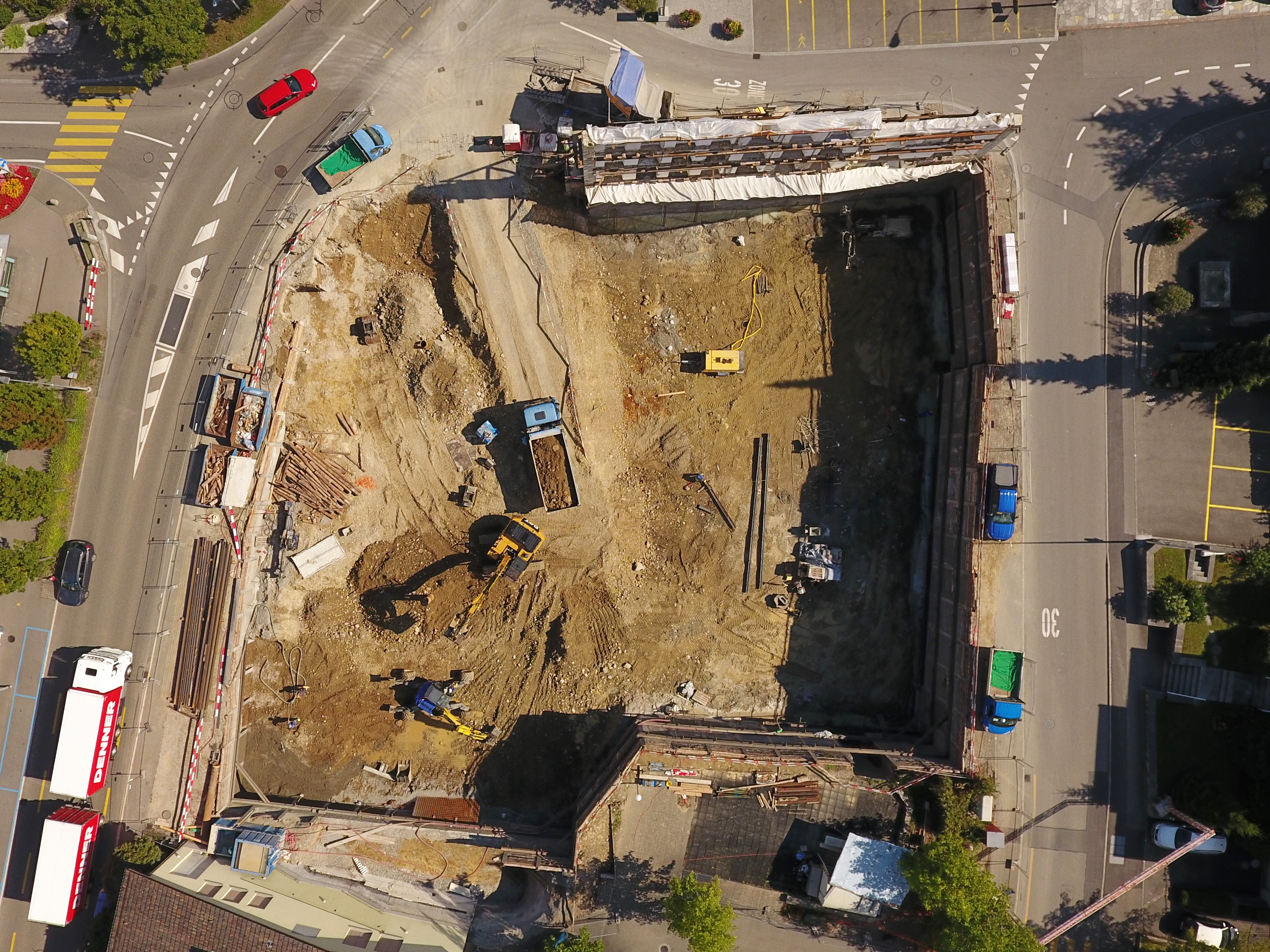 Baugrube für die Neuüberbauung des Ochsen-/Rösli-Areals im Dorfzentrum