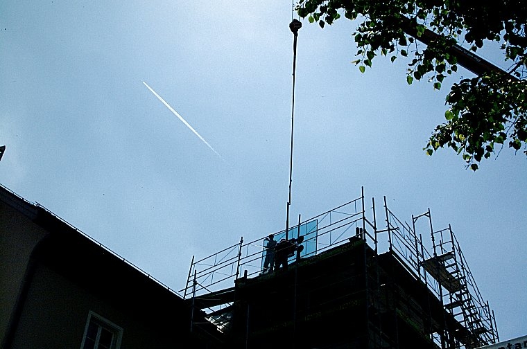 Montage der Glaselemente für den Lift-/Treppenhausturm.